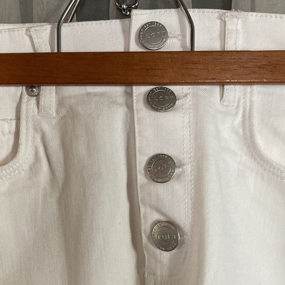 LOFT - NEVER WORN - White Jean Skirt w Four Button Close in Front - Size 6 - Picture 2 of 5